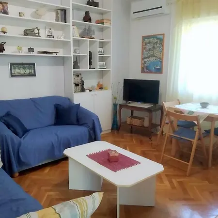 Apt With Parking Green Grass Of Apartment *